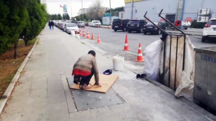 Kağıt toplayıcı Suriyeli çocuğun sokakta namaz kılarken görüntüsü duygulandırdı