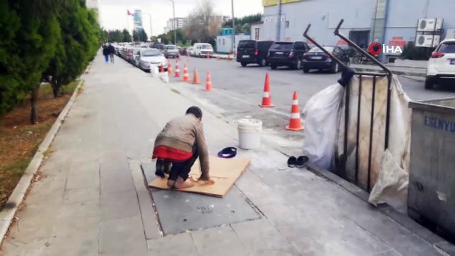 Kağıt toplayıcı Suriyeli çocuğun sokakta namaz kılarken görüntüsü duygulandırdı