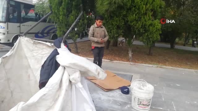 Kağıt Toplayıcı Suriyeli Çocuğun Sokakta Namaz Kılarken Görüntüsü Duygulandırdı