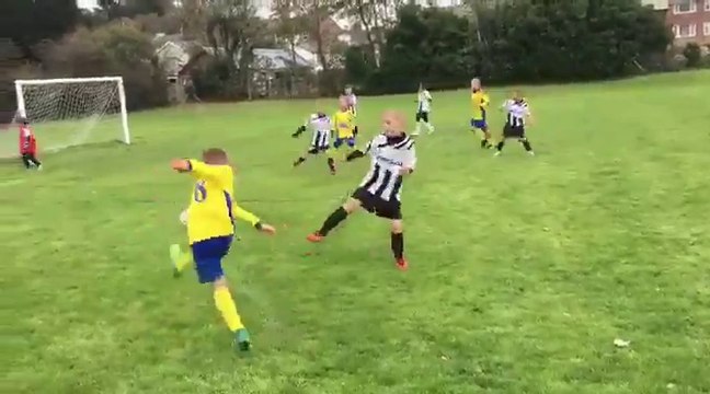 Le père de l'année qui aide son fils à arrêter un but (ou pas)