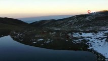 Bu Görüntüler Bursa'da Çekildi...2500 Metre Yüksekliğindeki Uludağ'da Buz Gibi Göle Girdi