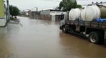 Água invade ruas no bairro Cobilândia, em Vila Velha