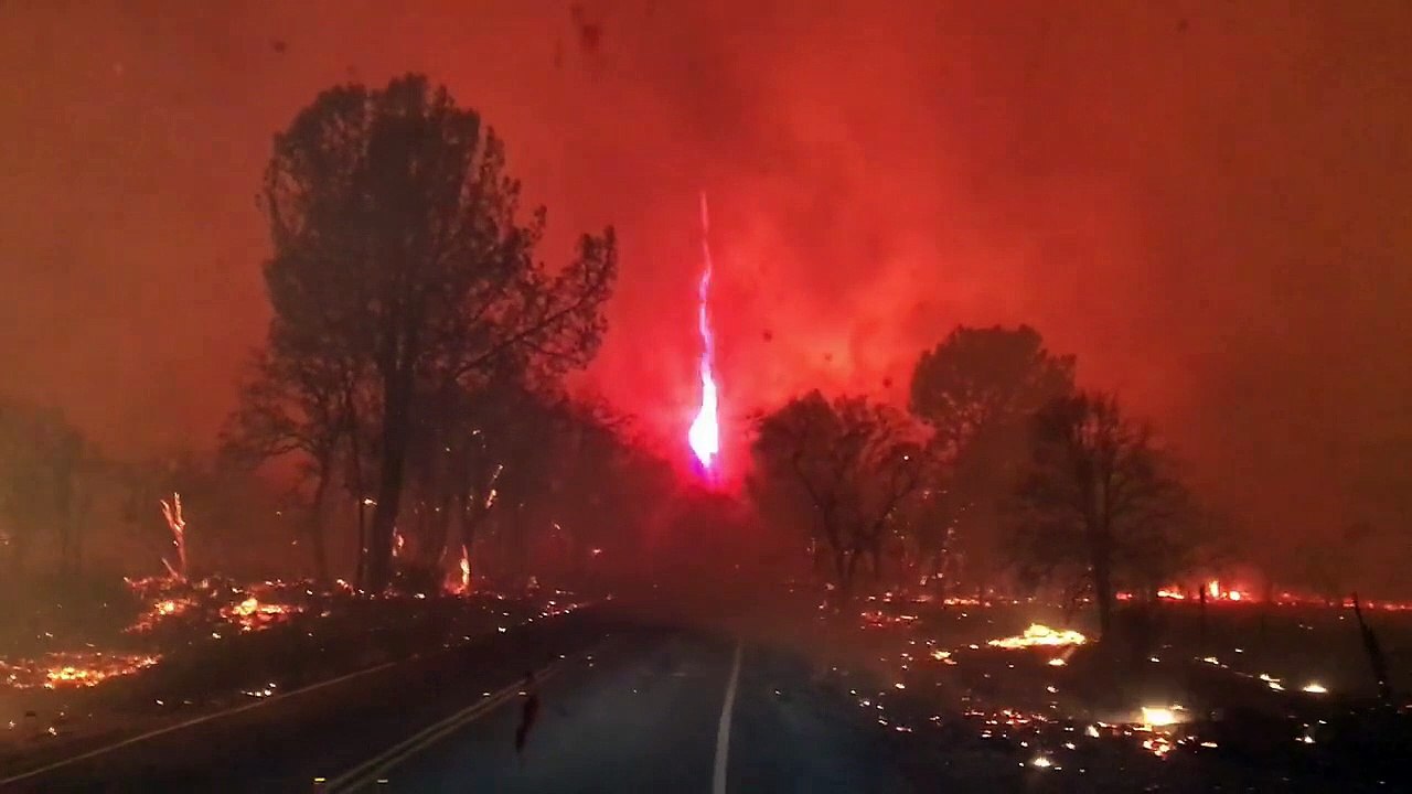 Elle filme une impressionnante tornade de feu en Californie