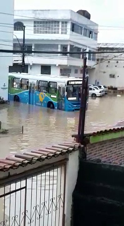 Ônibus do Transcol tenta passar no bairro Jardim Marilândia, em Vila Velha