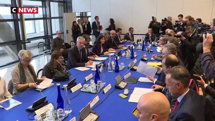 Hausse du carburant : le gouvernement tente de calmer le jeu