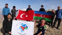 Azerbaycan Devlet Bayrak Gününü dağın zirvesinde kutladılar - IĞDIR