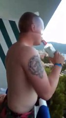 Homme licorne avec une capote sur la tête