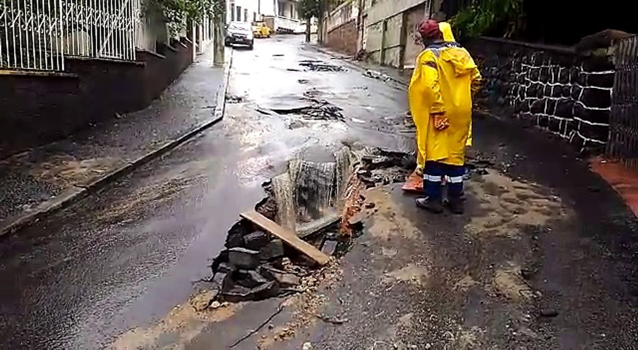 Ladeira Santa Clara, no Parque Moscoso: crateras no meio da rua