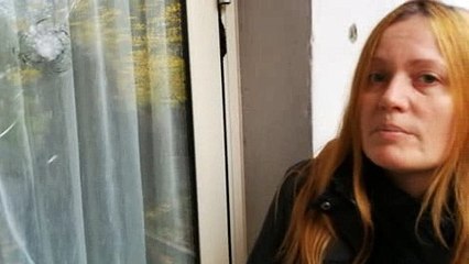 Ces mères de famille sont inquiètes, elles montrent les impacts sur la baie vitrée de la cantine