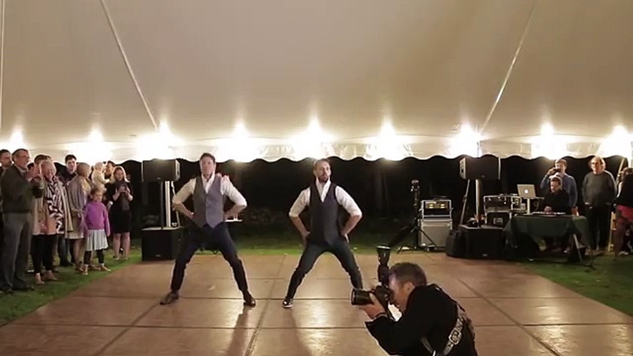 Lincroyable ouverture de bal dun jeune couple de mariés