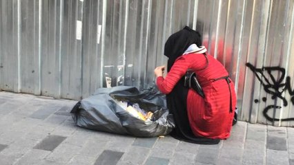 Düzenbaz Dilencinin Dürümü Saklayıp Çöp Yiyormuş Gibi Yapması Tepki Çekti!