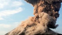 Léruption spectaculaire du volcan Krakatoa en Indonésie