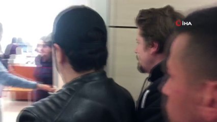 Ünlü sanatçı Atilla Taş,kararın yüzene okunmasının ardında Metris Cezaevine gönderildi.