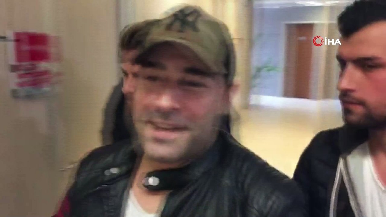 Ünlü sanatçı Atilla Taş gözaltına alınmasının ardından Çağlayan'daki İstanbul Adalet Sarayı'na getirildi. Taş adliye girişinde ; 'Vatan Sağolsun' dedi.