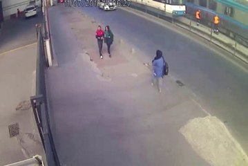 Temizlik İşçisine İki Tramvay Peş Peşe Çarptı