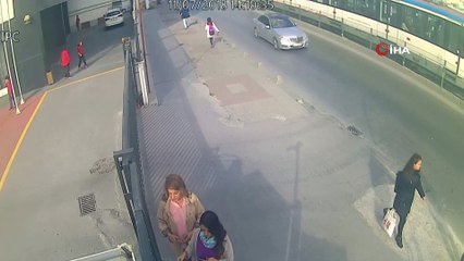 Temizlik işçisine iki tramvay peş peşe çarptı...O anlar kamerada