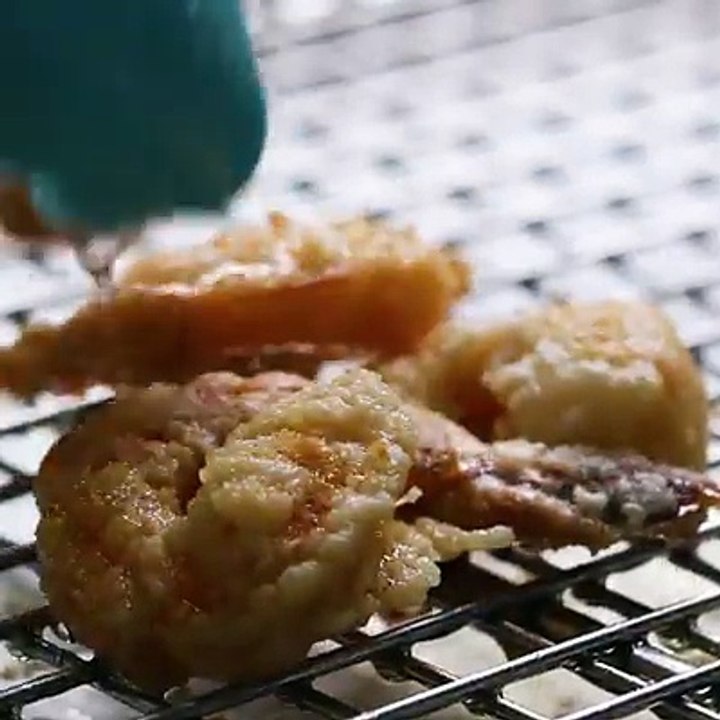 Nach diesen knusprigen chinesischen Salz-und Pfeffer-Shrimps wirst du dir noch die Finger lecken!Das ganze Rezept findest du hier: