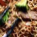 Diese geniale Asia-Nudelpfanne mit Rindfleisch und Brokkoli ist in nur 20 Minuten fertig!Das ganze Rezept findest du hier: