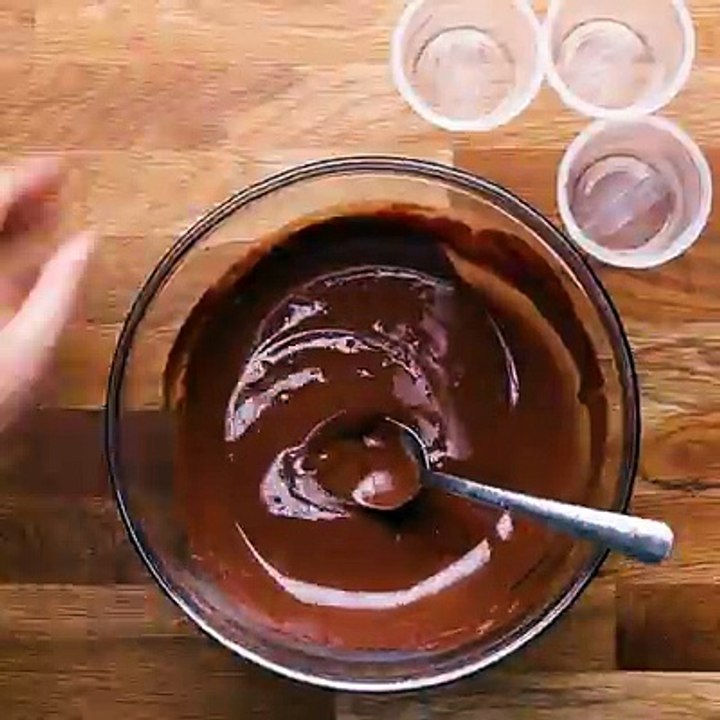 Schon mal Schoko-Cheesecake-Puddingcups gemacht? Nein? Dann wird es höchste Zeit!Das ganze Rezept findest du hier: