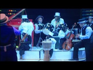 القرود تعزف الموسيقى فى عرض ممتع من السيرك الروسى