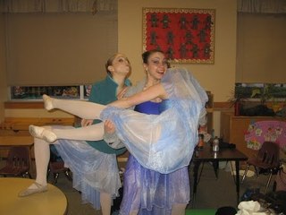 راقصة شابة عثر عليها فى حالة مزرية .. شاهد بنفسك