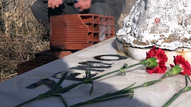 Depremde hayatını kaybeden, Gazeteci Cem Emir’i mezarı başında anıldı