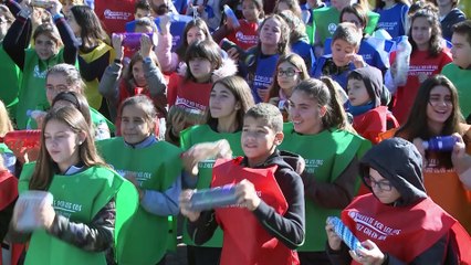 Alumnos vizcaínos protagonizan una batucada solidaria con la ONU