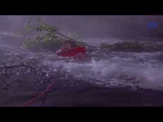 قصه حقيقيه  سيدة تتعرض  للطوفان وتحتجز تحت جسر ماذا فعلت  لتنجوة