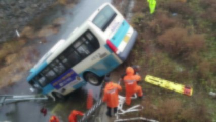 '6명 사상' 시내버스 추락 사고...가드레일 기능 못 해 / YTN
