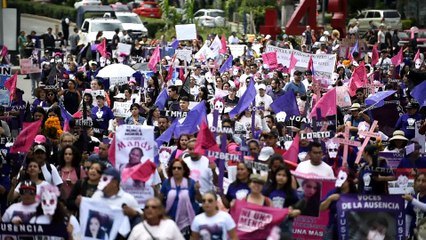 Download Video: Metro in Mexico City opens rails to migrant caravan on way to US