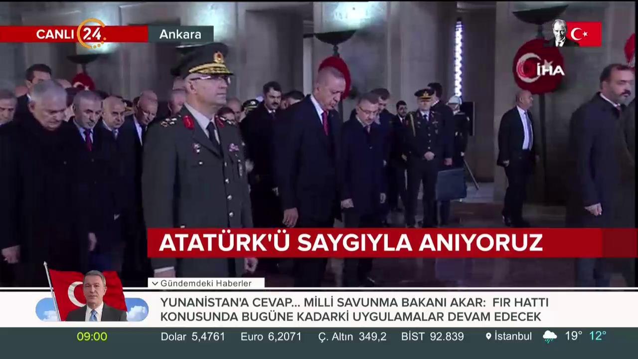 Mozoleye çelenk bırakıldı