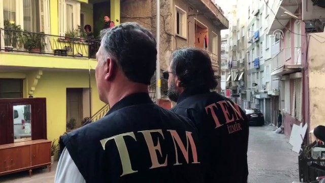 Terör operasyonu yapan polisler Atatürk’e saygı duruşunda bulundu - İZMİR