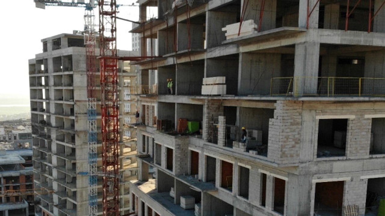İşçilerin Metrelerce Yüksekteki Saygı Duruşu Havadan Görüntülendi