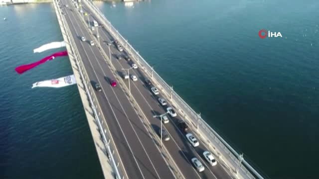15 Temmuz Şehitler Köprüsü'nde 9'u 5 Geçe Ata'ya Saygı Duruşu Havadan Görüntülendi