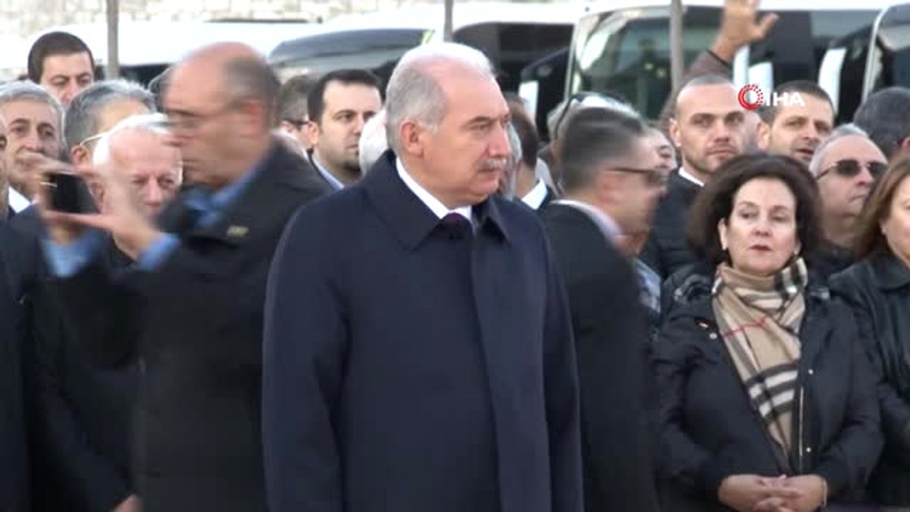 İstanbul)taksim Camii'nde Görevli İşçilerden 9'u 5 Geçe Ata'ya Saygı Duruşu