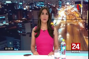 Padres con sus hijos arriesgan su vida para ganar el paso al tren