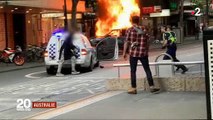 Australie : Les images de cet homme qui tente de poignarder des policiers à Melbourne - Regardez