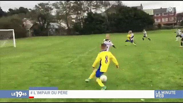 Un père pousse son fils pour arrêter un ballon lors d'un match de foot et fait le buzz - Regardez