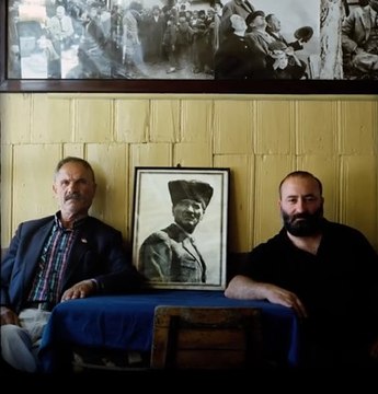 Koç Holding, Atatürk'ü Türkiye'nin her yerinden Atatürk posterleri ile fotoğraf çeken insanlarla andı.