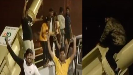 ஓடும் வாகனத்தில்.. கார் கண்ணாடியில் அமர்ந்து... இதெல்லாம் செல்பி எடுக்கும் இடங்களா?- வீடியோ