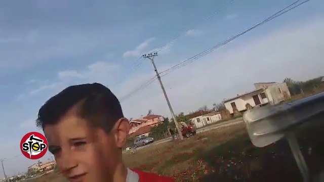 Stop - Lushnjë Shkolla 9 vjeçare Çermë e Sipërme, në mes të rrugës dhe pa asnjë sinjalistikë rrugore