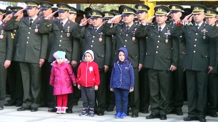 Asker babaları selam durdu, çocukları esas duruşu bozmadı