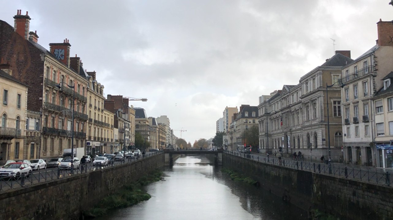 Centenaire de 1918. Deux avions Rafale paradent en ville