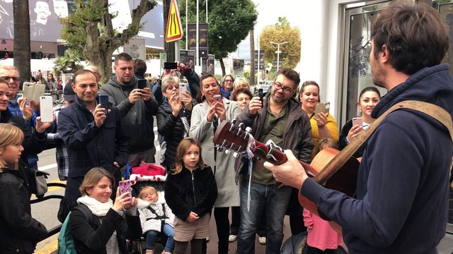Vianney surprend les passants en improvisant un mini-concert dans les rues de Cannes