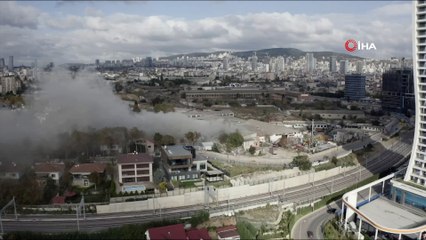 Kartal'da plastik boru üreten bir fabrikanın bahçesindeki çıkan yangın havadan görüntülendi