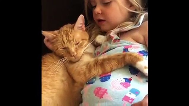 Une fillette chante pour endormir son chat