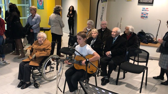 Pour l’inauguration du collège Simone Veil, une élève chante les lettres de son grand-père déporté