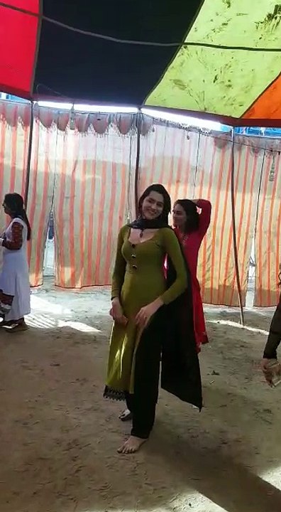 girl dance in pakistani marriege ceromany