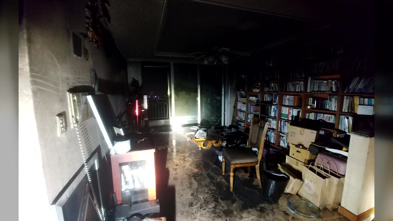 천안 아파트 11층서 불...1명 화상·7명 연기 흡입 / YTN