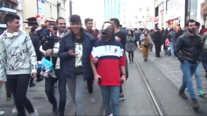 İstiklal Caddesi'nde İlginç Görüntü...at Maskesi Takıp, Kestane Yedi